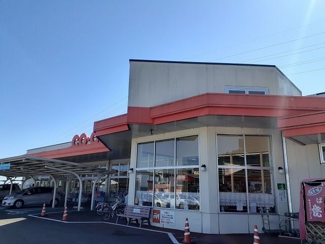 近くのコープかおる坂店まで1,100m（徒歩14分）