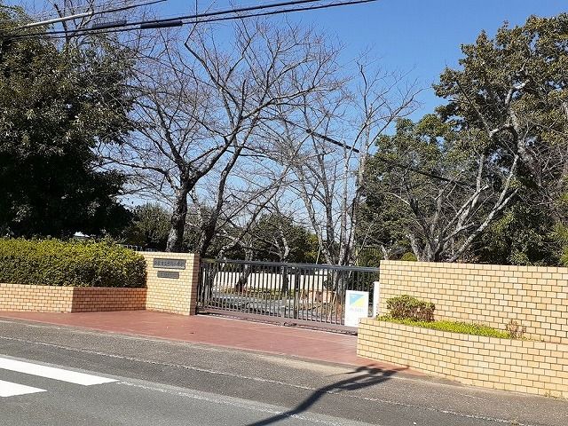 近くの浜松市立豊岡小学校まで2,400m（徒歩30分）