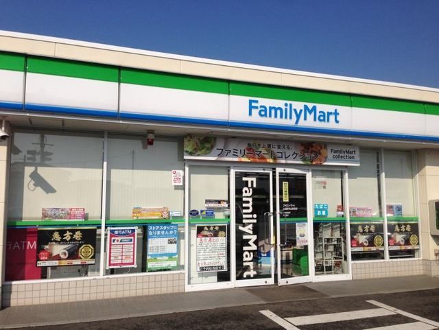 近くのファミリーマートまで550m(徒歩7分)