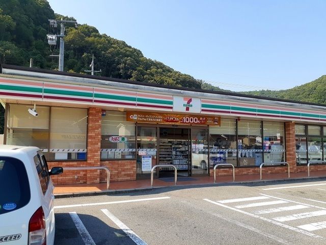 近くのコンビニまで550m（徒歩7分）