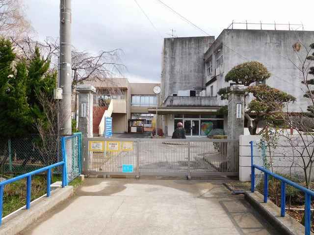 近くの吉浜小学校まで1,200m（徒歩15分）