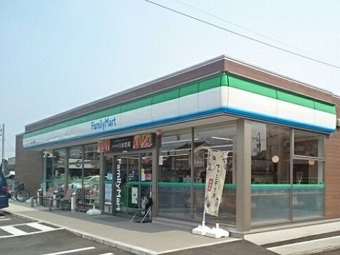 近くのファミリーマート千代田店まで190m（徒歩3分）
