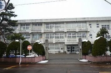 近くの小池小学校まで800m(徒歩10分)