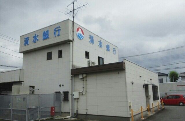 近くの銀行まで450m（徒歩6分）