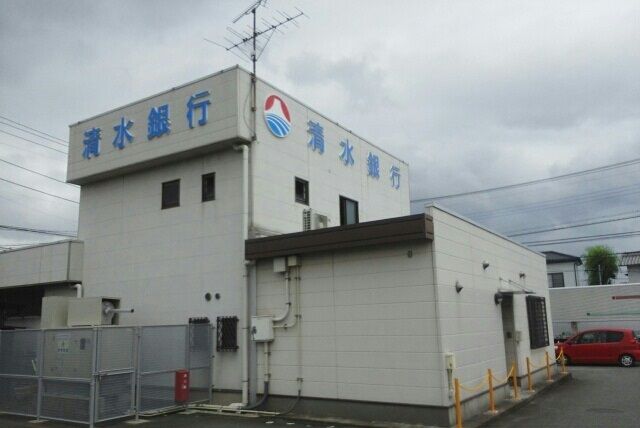 近くの清水銀行松本支店まで290m（徒歩4分）