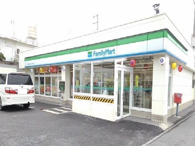 近くのファミマトリイステーション前店まで900m（徒歩12分）