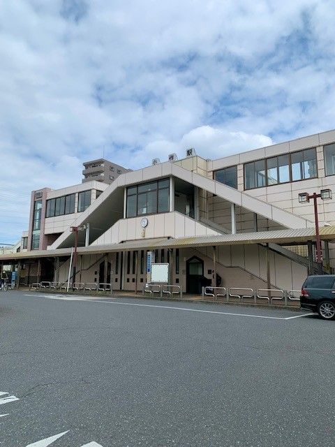 近くの小作駅西口まで600m（徒歩8分）