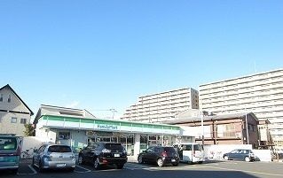 近くのファミリーマートまで450m（徒歩6分）