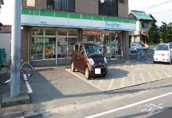 近くのファミリーマートまで300m（徒歩4分）