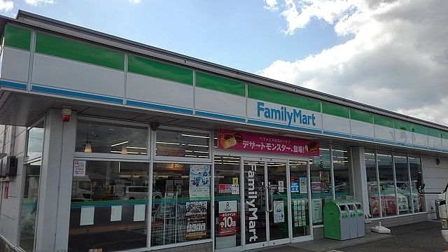 近くのファミリーマート土成吉田店様まで17m（徒歩1分）