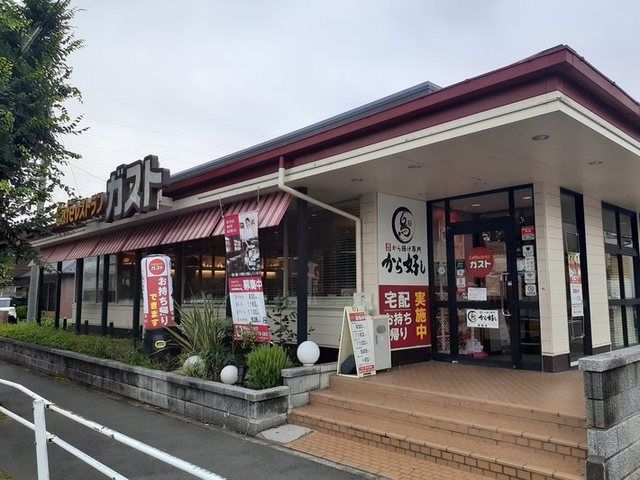 近くのガスト所沢小手指店まで800m（徒歩10分）