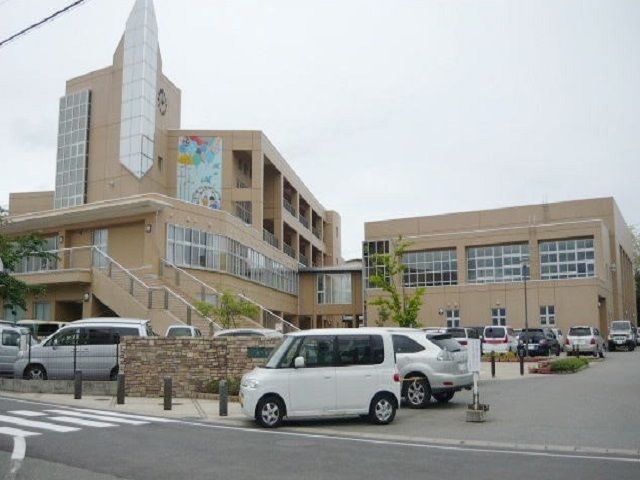 近くの秋田市立勝平小学校まで600m（徒歩8分）