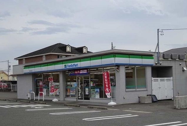 近くのコンビニまで300m（徒歩4分）