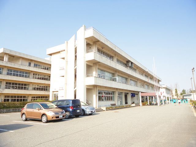 近くの小杉南中学校まで1,000m（徒歩13分）