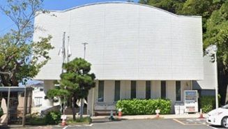 近くの葉山町立図書館まで676m（徒歩9分）