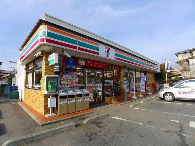 近くのセブンイレブン桐生川内3丁目店まで1,100m（徒歩14分）