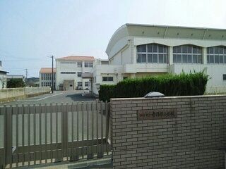 近くの赤羽根小学校まで540m（徒歩7分）