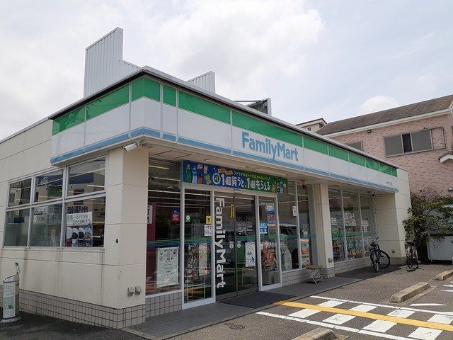 近くのファミリーマート様まで240m（徒歩3分）