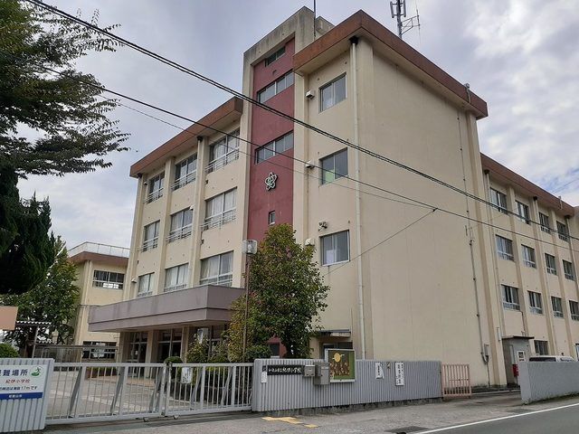 近くの紀伊小学校様まで550m（徒歩7分）