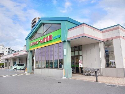近くのサンエー食品館佐真下店まで600m（徒歩8分）