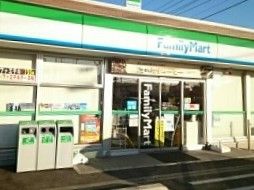 近くのファミリーマートまで660m（徒歩9分）