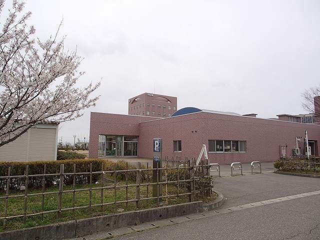 近くの新潟国際情報大学まで1,180m（徒歩15分）