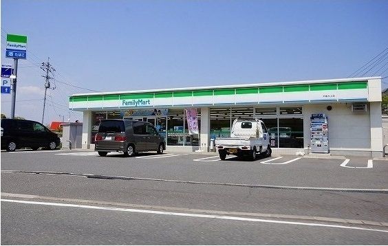 近くのファミリーマートまで500m(徒歩7分)