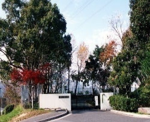 近くの戸坂中学校まで1,900m(徒歩24分)