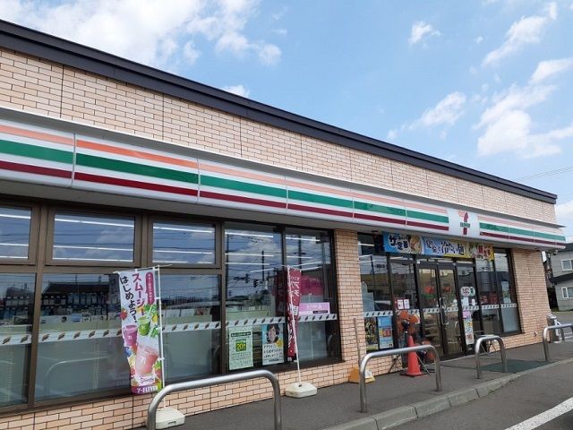 近くのセブンイレブン東旭川店まで800m（徒歩10分）