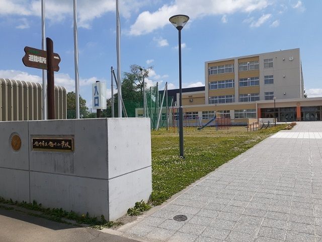 近くの旭川市立旭川小学校まで14m（徒歩1分）