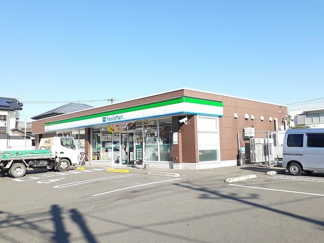 近くのファミリーマート潮見町店まで350m（徒歩5分）