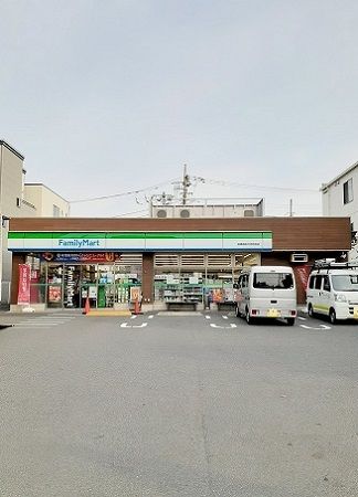 近くのファミリーマート高島平団地前店まで190m（徒歩3分）
