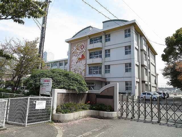 近くの豊府小学校まで700m(徒歩9分)