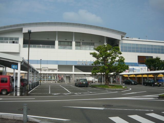 近くの川内駅まで1,100m（徒歩14分）