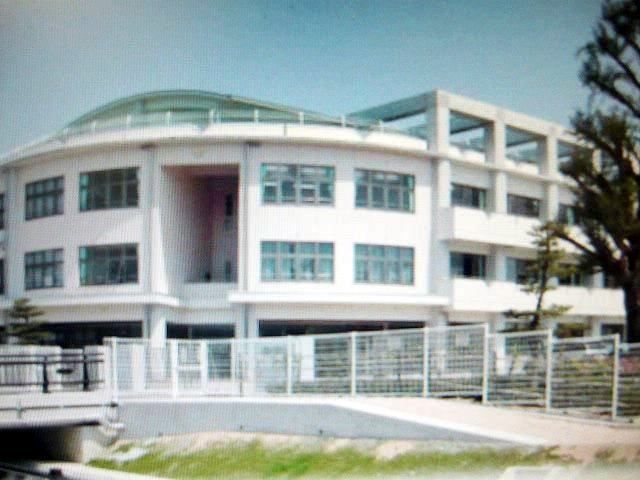 近くの白石小学校まで950m(徒歩12分)