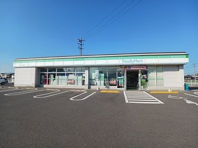 近くのファミリーマート長尾店さんまで1,000m(徒歩13分)