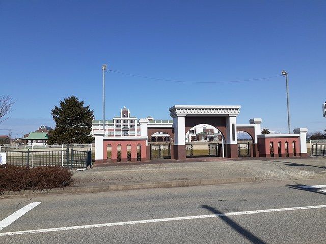 近くの三川町立横山小学校まで645m（徒歩9分）