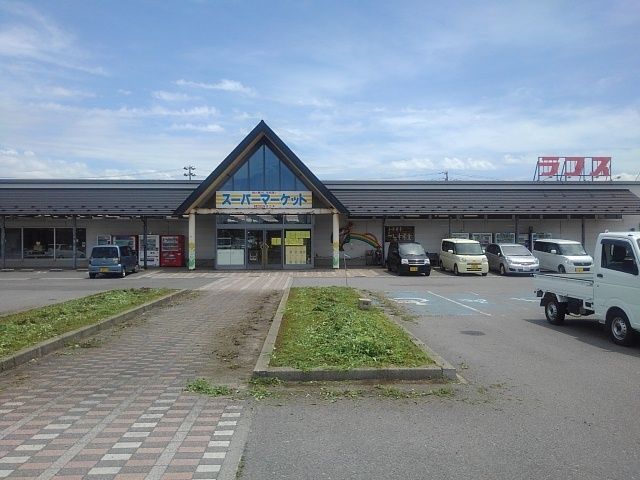 近くのラコスまで1,600m（徒歩20分）