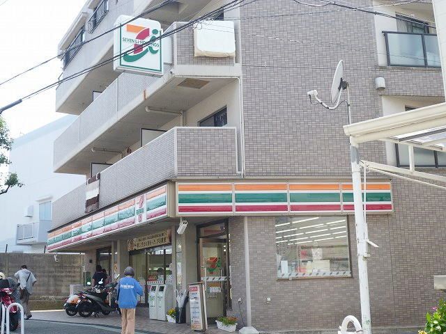 近くのコンビニまで260m（徒歩4分）
