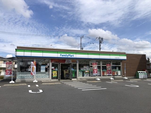 近くのファミリーマートまで700m（徒歩9分）