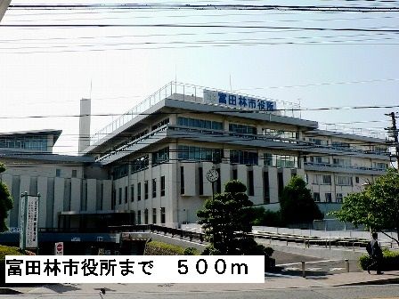 近くの富田林市役所まで500m（徒歩7分）