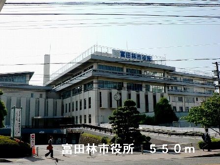 近くの富田林市役所まで550m（徒歩7分）