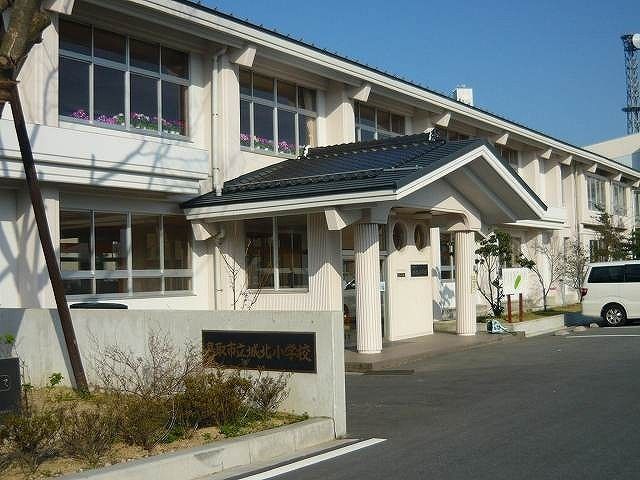 近くの小学校まで1,100m（徒歩14分）