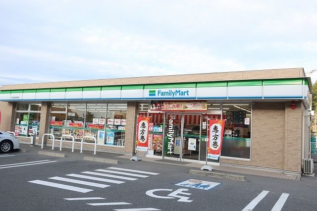 近くのファミリーマートまで450m（徒歩6分）