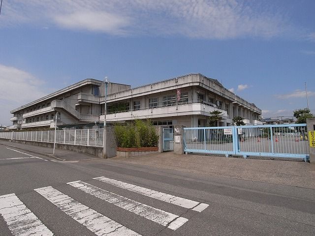 近くの神明小学校まで1,400m（徒歩18分）