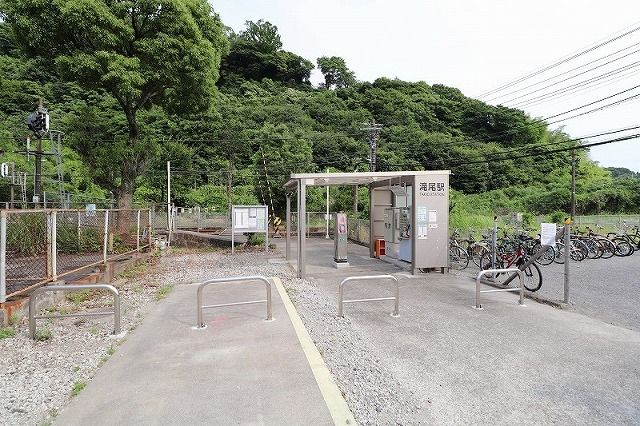近くの滝尾駅まで1,200m(徒歩15分)