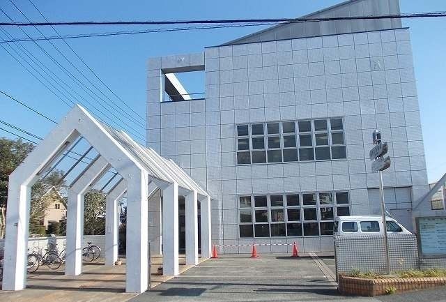 近くの南足柄市立図書館まで950m（徒歩12分）