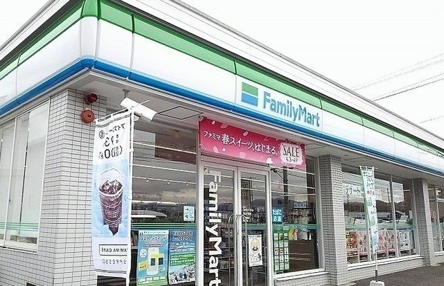 近くのファミリーマート津山平福店様まで1,400m（徒歩18分）