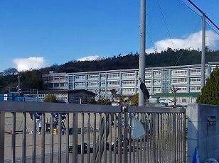 近くの別所小学校まで650m(徒歩9分)