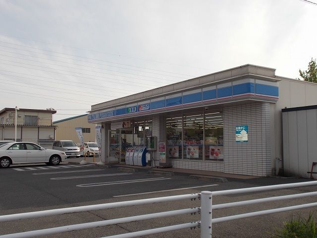 近くのコンビニまで700m（徒歩9分）